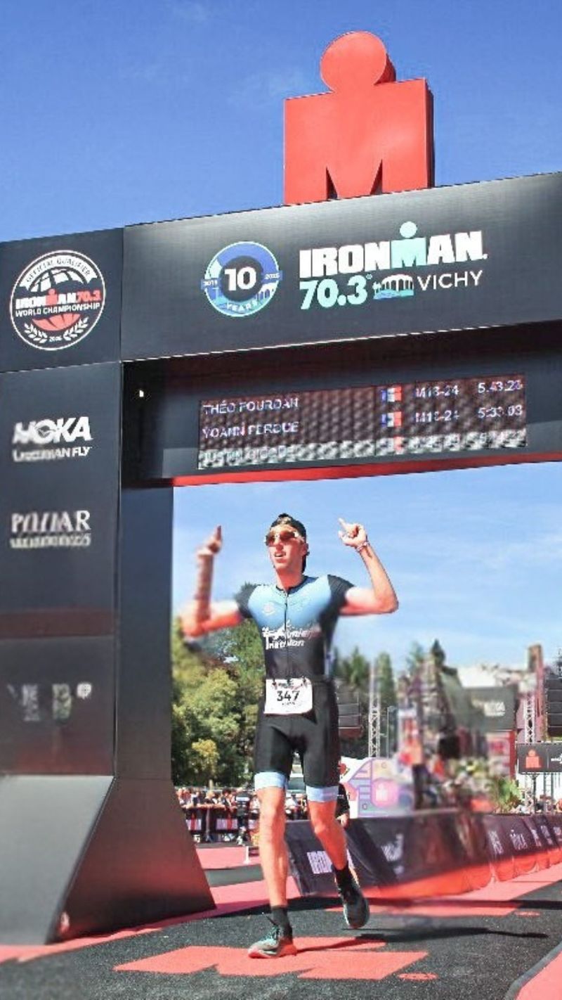 Yoann Perque franchissant la ligne de l'Ironman 70.3 de Vichy en 5h33