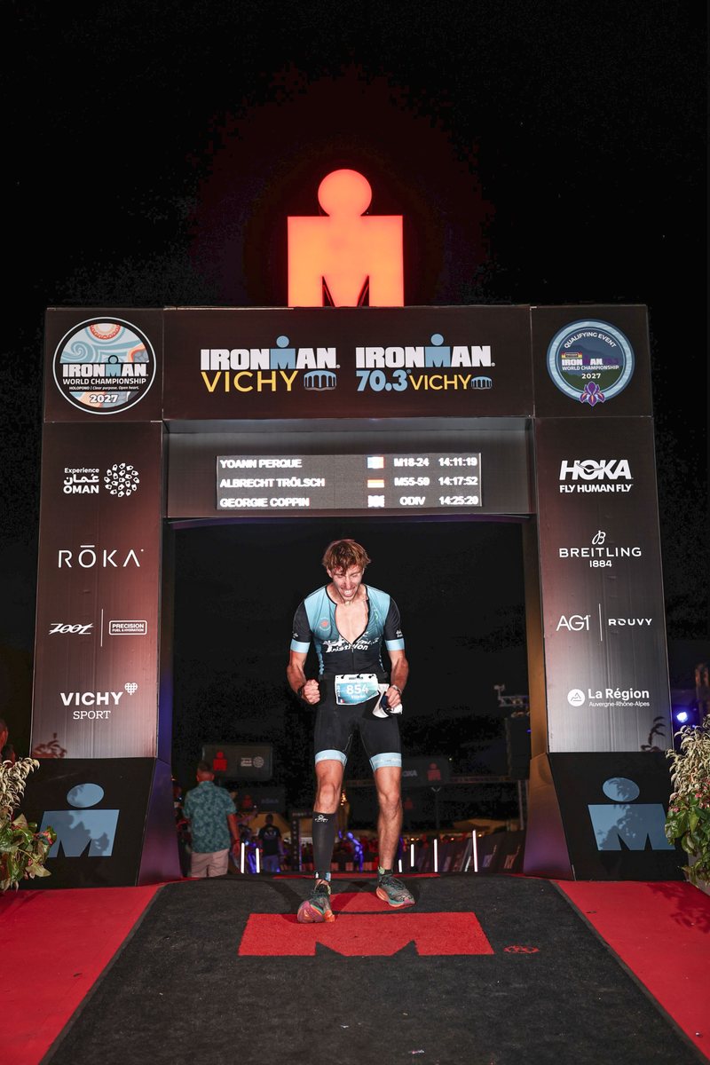 Yoann Perque franchissant la ligne d'arrivée de l'Ironman de Vichy en 14h11