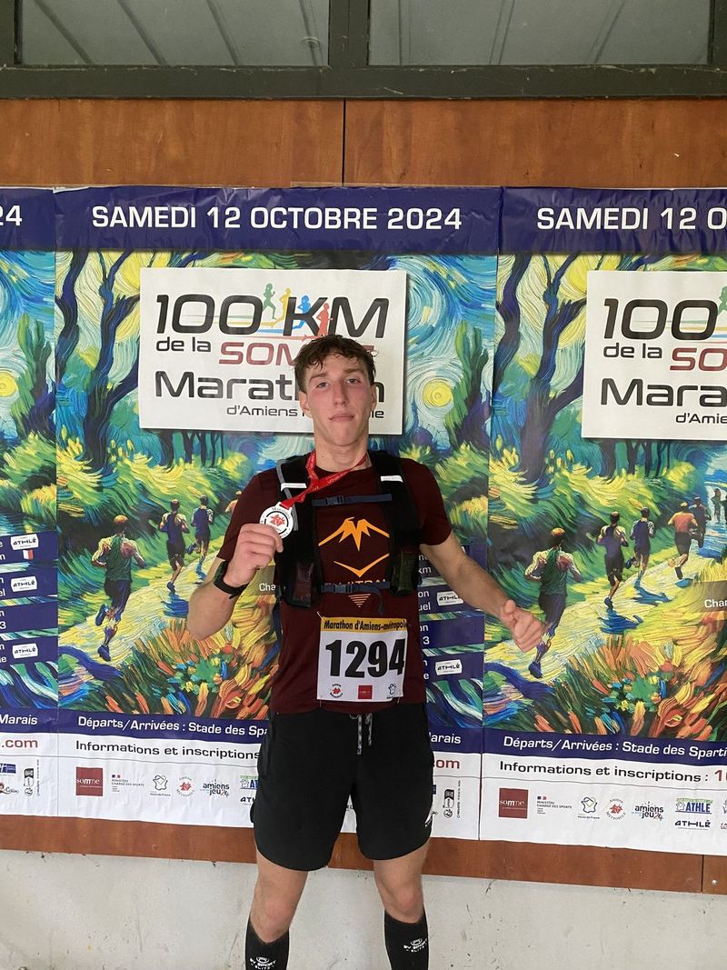 Yoann Perque au marathon d'Amiens Métropole, médaille en main
