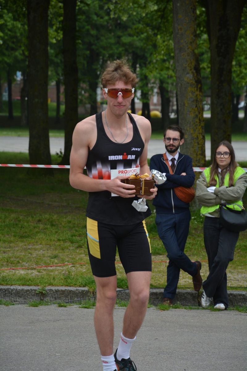 Yoann Perque après un triathlon, trophée en main