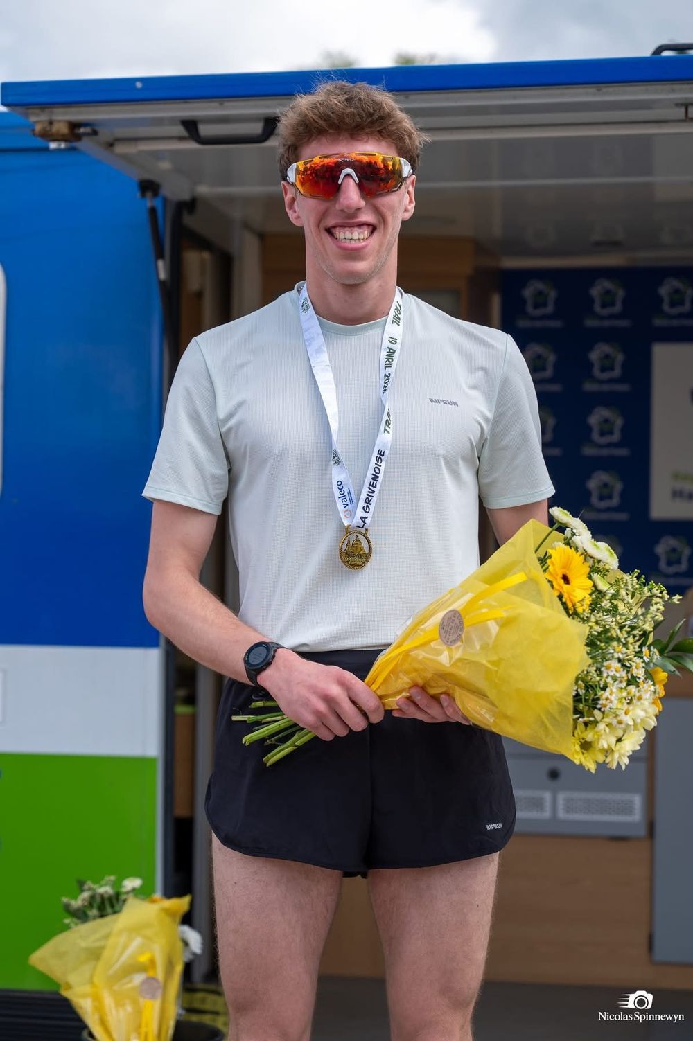 Yoann Perque après un trail, médaille autour du cou